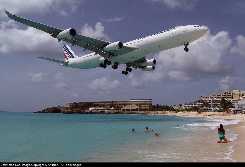 AF_A340-313X_F-GLZT_SXM_20031010_D1.jpg