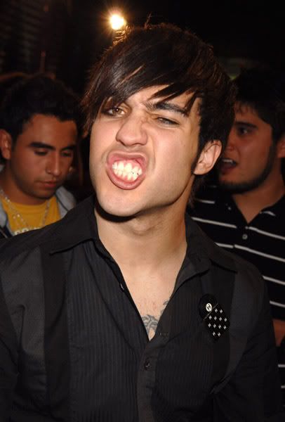 <img:http://i69.photobucket.com/albums/i75/gdfan2007/pete%20wentz/10985990.jpg>